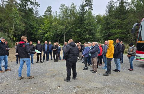 Die Interessierten im Gespräch mit den Fachleuten der Fa. UHLWindkraft