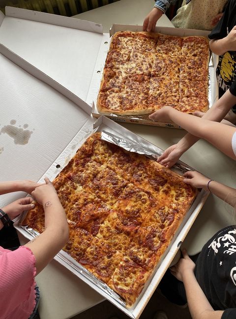 Zur Belohnung und als Dank gab es für alle beteiligten Klassen Pizza