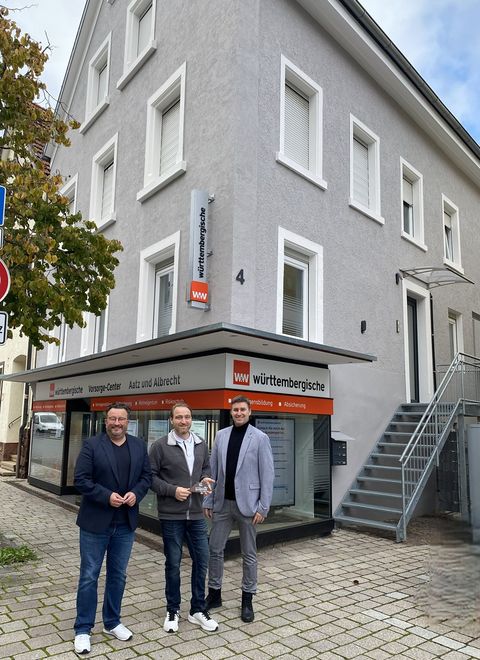 Bürgermeister Steiner und Ortsbaumeister Karg überreichen Förderplakette