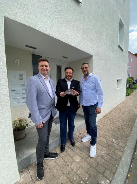 Übergabe der Förderplakette durch Ortsbaumeister Hr. Karg und Bürgermeister Hr. Steiner an Herrn Suraniti (von li. nach re.)