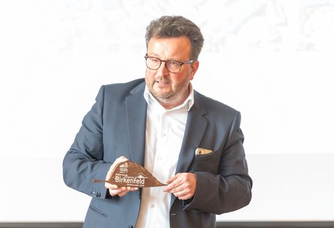 Vorstellung der Plakette für geförderte Projekte