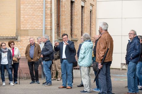 Im Innenhof der Friedrich-Silcher-Schule
