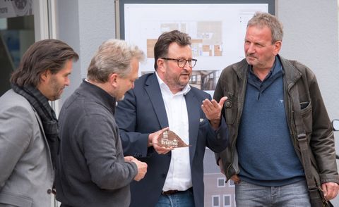 Verleihung der Plakette für fertig saniertes Projekt