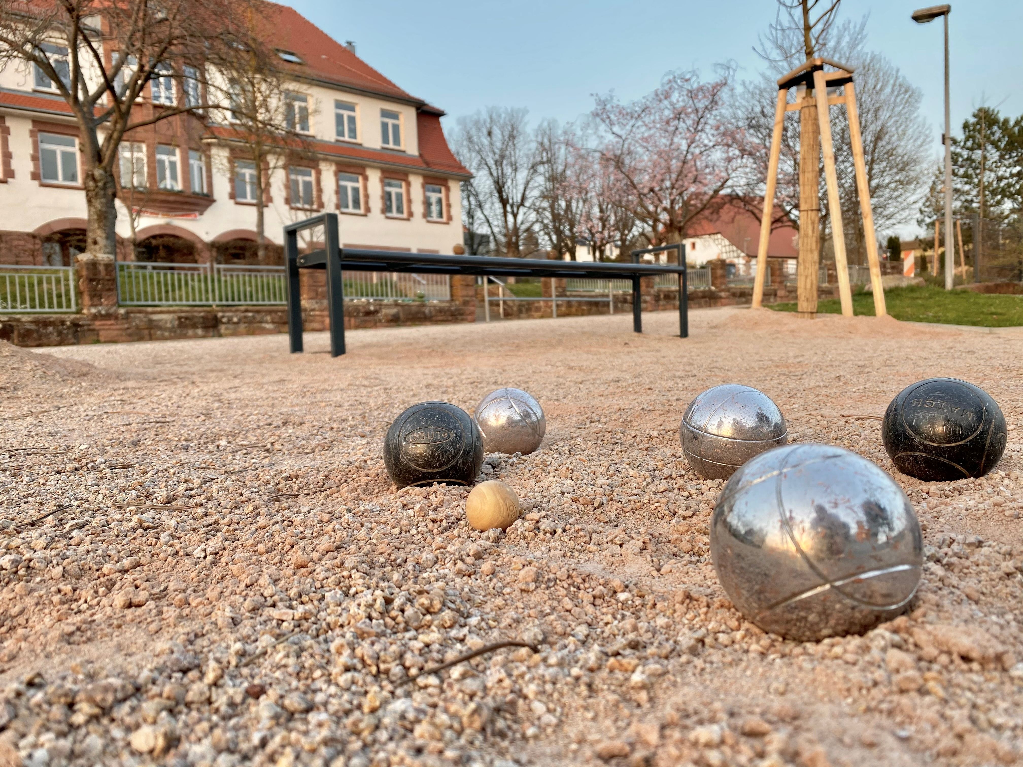 Bouleplatz in der Ortsmitte von Gräfenhausen