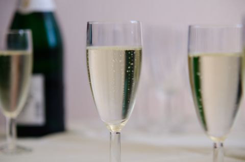 Mit einem Glässchen Sekt oder Sofgetränk auf das neue Jahr anstoßen
