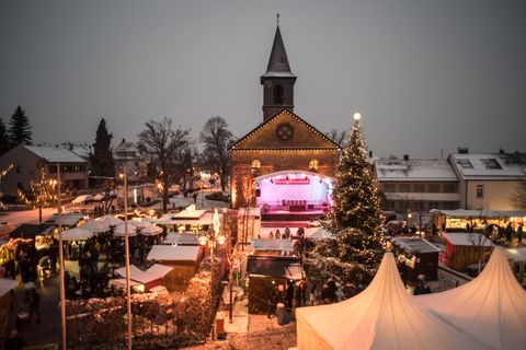 Birkenfelder_Weihnachtsmarkt_Sicht auf Stände und evangelische Kirche